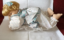 9/20 - SÜßE BLONDE SAMMLERPUPPE LIEGEND AUF EINEN STOFFKISSEN