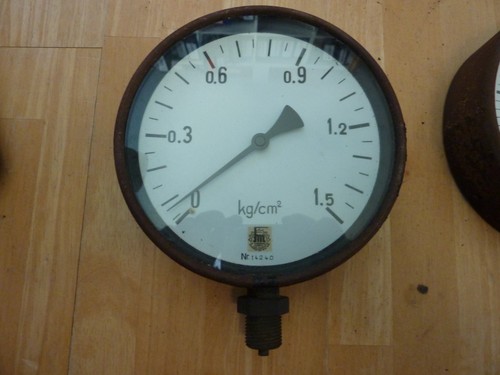 Manometer antik aus altem