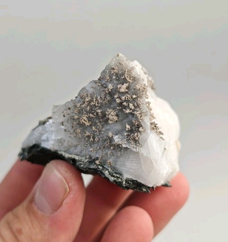Gediegen silber auf quarz - silber,