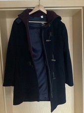 Schwarzer Kurzmantel mit