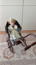 Nostalgischer Puppenwagen mit einer Puppe