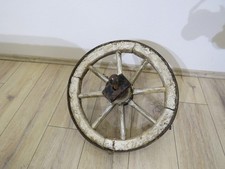 altes Wagenrad Holzrad acht