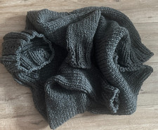 dicker dunkelgrauer Pullover