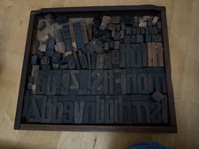 HOLZLETTER - Holzbuchstaben- Lettern mit Setzkasten dazu