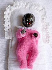 E. S. (Emil Schwenk) Puppe Baby dunkelhäutig 10 cm i. Tragekissen, Puppenhaus