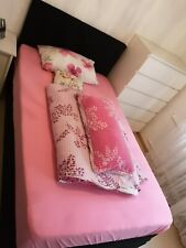 Bett mit Kommode und Schrank