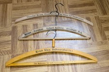 3 alte Kleiderbügel Holz Elsterwerda Kirchhain, N.L. Schwarzheide 1940-1960er  