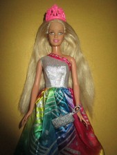 B867)SÜSSE BLONDE BARBIE MATTEL LANGES BUNTES KLEID+KRONE+SILBERNE SCHUHE+TASCHE