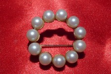 Brosche rund mit Perlen