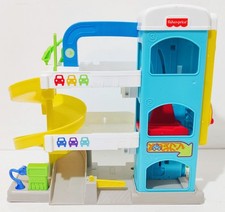 Fisher-Price Little People Hilfreiche Nachbargarage mit 2 Wheelies Fahrzeugen