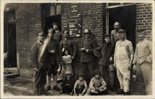 Foto Ak Deutsche Soldaten in Uniform vor der Küche der Kompanie,... - 11441557