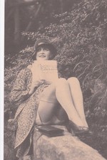 mit Zeitung auf Mauer sitzend, Nachdruck einer alten Karte