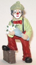 Gilde Clown stehend mit einem