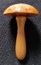 Alter Stopfpilz aus Holz mit Spruch "Gruß aus Königstein/Elbe"