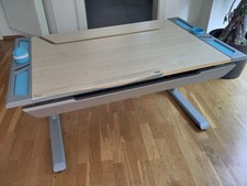 Höhenverstellbarer Schülerschreibtisch der Marke PAIDI