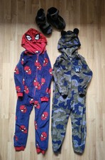 2×Schlafanzug/Schlafoverall und 1× Hausschuhe Paket.