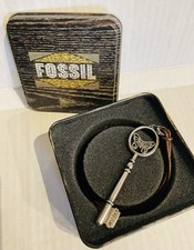 Fossil Halskette Schlüssel mit Schmetterling und Lederband