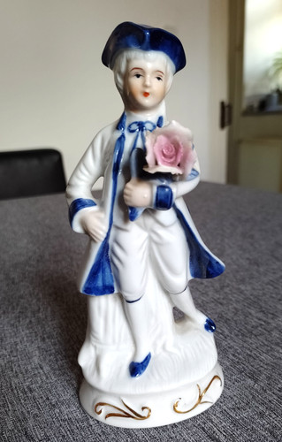Porzellanfigur edelmann - -,