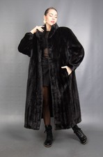 16551 WUNDERSCHÖNER SCHWARZER ECHTER SAGA NERZ MANTEL LUXUS PELZ SEHR LANG WUNDERSCHÖN GR M