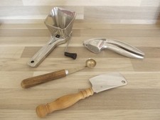 Küchenutensilien, 4-teilig Krautermühle, Knoblauchpresse, WMF Käsemesser, Kartof
