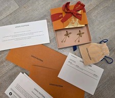 Louis Vuitton - Ohrringe Louisette Hängerchen Goldfarben Metall Logo