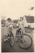 alte Fotografie. 2Junge Hübsche Frauen kind mit dem Fahrrad   ca 1950. (  A 3  )