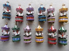 Weihnachts  Anhänger   12  Stück  - Holz Karussell    ca. 7,5 cm hoch