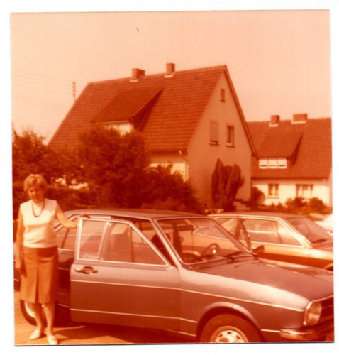 Foto frau volkswagen passat - an,