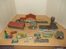 Verschiedene Bahnbetriebsgebäude in N für die Eisenbahnanlage