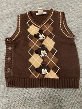 brauner Pullunder mit Rautenmuster und micky maus 74