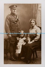 C029859 Mann in Uniform mit Kindern und Frau H J Leeson Northampton