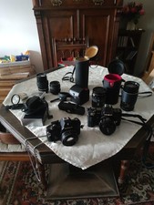 Ein Konvolut aus Kameras Und