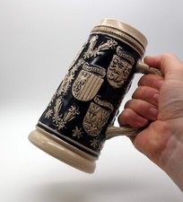 Schöner Antiker Bierkrug - Keramik, mit diversen Wappen, graubeige blau