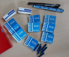 Schreibmaterial: 9x6 blaue Tintenpatronen, 2 Radiergummis, 2 Füller, 1 Bleistift