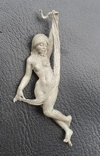 Alte kleine erotische Zinnfigur Frau Mädchen mit Tuch Erotik romantisch