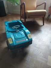 Antikes blaues Kindertretauto mit Rennaufklebern aus Ampaglas aus Südafrika