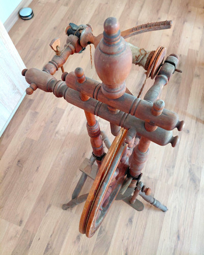 Antikes spinnrad aus holz mit - antikes,