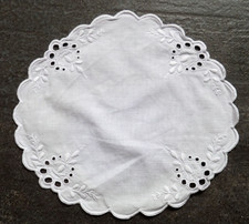 Tisch-Deckchen rund  weiß Stickerei/ Lochstickerei BW  D: 23 cm