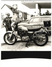 Fotografie Tankwart reinigt Yamaha SR 500 Motorrad an der Tankstelle 