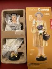 Kikkerland Solar Queen Elisabeth Gold Edition Solarfigur mit Winkehand