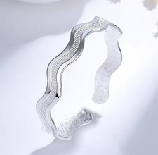 Offener Armreifen mit einem hübschem Wellenmuster 925 Sterling Silber 17-18cm