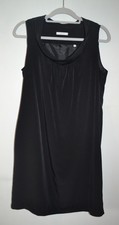 Modisches, schwarzes Kleid