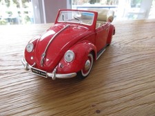 Maisto: Volkswagen Käfer Cabrio, (1951), 1/18, rot/beige