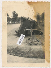 Foto Frankreich französischer Panzerspähwagen Panhard  mit Soldatengrab  (8948a)