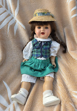 Spielpuppe Mädchen, braune