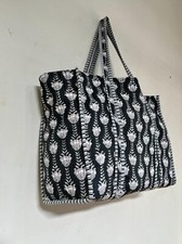 Schwarz Blumenmuster Gesteppt