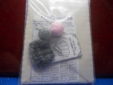 EIN KLEINES STRICKSTÜCK FÜR EINE PUPPENSTUBE MIT ZEITUNG UND KLEIDMUSTER