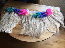 Bastrock mit bunten Federn