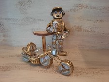 " Ur-Krostitzer "  Kronkorken    Figur + Motorrad 