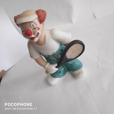 Clown Bodo, Goebel Happy Clowns, 17 cm groß, Tennisschläger in der Hand